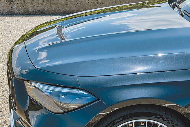 引擎蓋上方兩道隆起摺痕與中間散熱孔，透露出不凡的強悍動力。（陳大任攝）