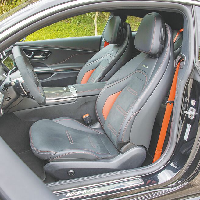 紅黑配色駕駛座椅，戰鬥感十足。（陳大任攝）