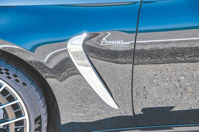 鍍鉻車側飾板與TURBO 4MATIC+銘板彰顯地表最速家族的DNA。（陳大任攝）