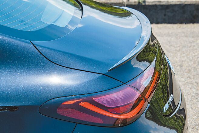 車尾附加有如眉月造型的擾流翼，在極速奔馳時提供有效下壓力。（陳大任攝）