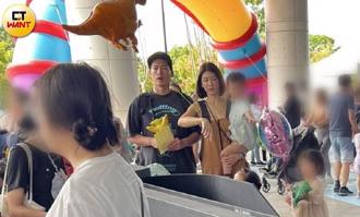 直擊／許孟哲假日全家出遊 趙孟姿小秀性感給女兒愛的抱抱