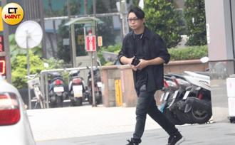 獨》路上別亂看！張鈞甯導演男友被抓包 猛盯刺青辣妹美背