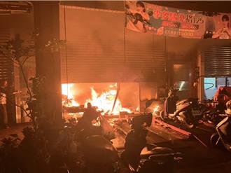 機車行暗夜竄出熊熊惡火 3人受困3樓陽台獲救