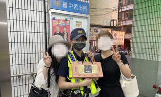 韓籍女遊客搭UBER掉手機 心慌急報案！熱心警助尋回