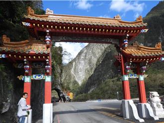 64年地標太魯閣牌樓遭吊車撞 「東西橫貫公路」6字全掉了