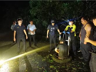 通緝犯躲警察跳化糞池！他全身屎爬出遭逮 消防員急灌水沖淨