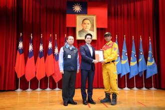 北市勇消黃宏聖榮獲行政院模範公務員 曾救援921強震、復航空難重大災害