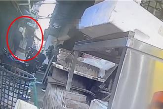 雙腳拚機車！高雄警當街追捕通緝犯   他騎進菜市場慘摔被逮