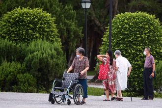 高齡化退休海嘯！勞動人口慘跌破7成 網嚇：移工時代來了