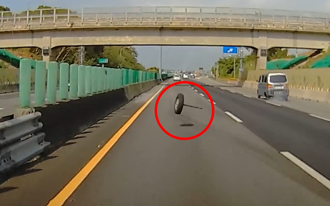 國道血滴子！廂型車噴出「飛輪」亂竄 他急煞又加速嚇壞