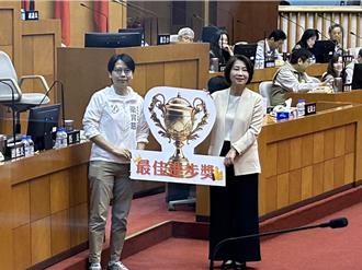 周春米獲全國縣市施政滿意度第3名 議員送禮勉勵