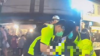 基隆夜市男子遭刺大腿送医 快打警力火速到场逮嫌