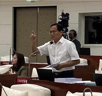 邱臣遠議會施政報告處女秀 議員酸：作文比賽不及格