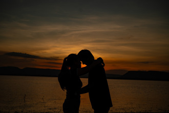 約嫩妹海灘野戰玩綑綁play 下秒樂極生悲 慘遭斧頭亂砍