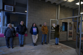 美國大選》選民清早摸黑等投票 賀川誰當選都創歷史紀錄