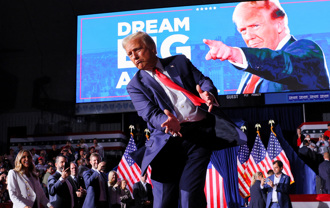 川普選前之夜講了快2小時 用「嘴型」人身攻擊裴洛西