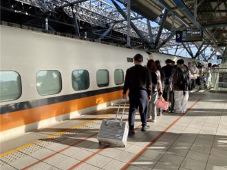 高鐵如廁「4分鐘警鈴響」他急穿褲 一票人笑：壓力大