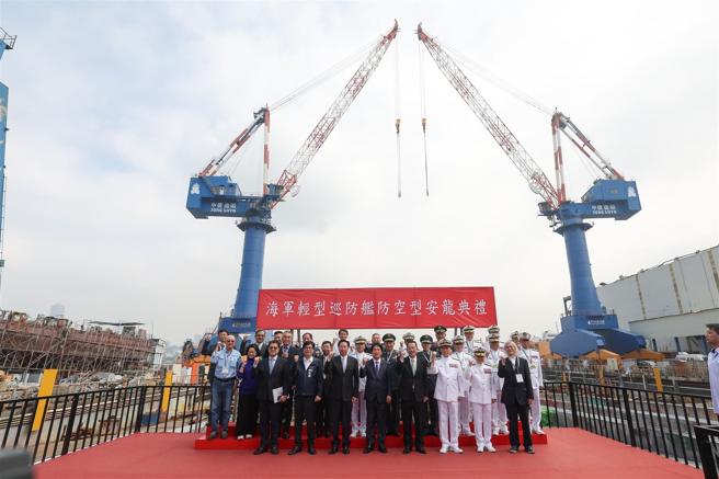  总统赖清德昨日前往高雄，主持「海军轻型巡防舰防空型原型舰安龙典礼」，并与贵宾合影。赖总统表示，此为海军首艘国造二级作战舰艇，顺利达成「安龙」阶段，象徵国舰国造政策稳健前进，国防工业实力持续提升，以及守护海疆战力全面强化，期盼大家为提升国防战力共同打拚。（记者黄迪明摄）