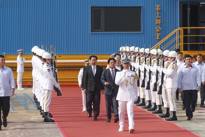 赖总统在国防部长顾立雄等人陪同下，了解造舰工作具体成果。（记者黄迪明摄）