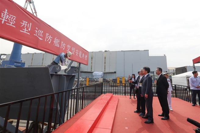  赖总统昨日前往高雄，主持「海军轻型巡防舰防空型原型舰安龙典礼」。（记者黄迪明摄）