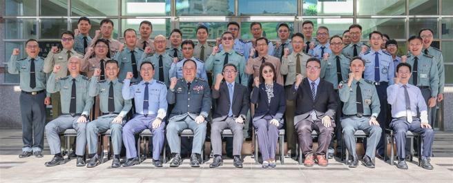 國防部副部長徐衍璞上將與貴賓及學員一同合影。（軍聞社記者莊家豪攝）