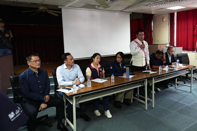 黃仁委員主持戰備道興建案說明會，交通部、國防部相關官員，以及地方仕紳出席，進行面對面溝通。（軍聞社記者呂尚俞攝）