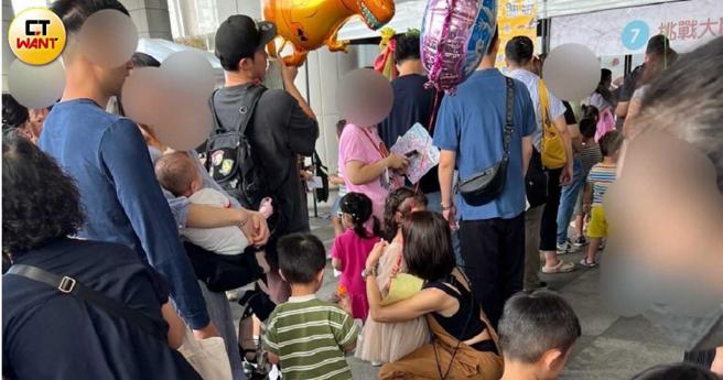 女儿突然要赵孟姿抱抱，换许孟哲抱儿子并拿好气球。（图／读者提供）