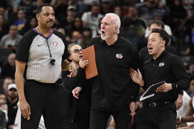 马刺总教练帕波维奇(中)与助理教练米屈强生(右)向裁判抗议。（美联社资料照）