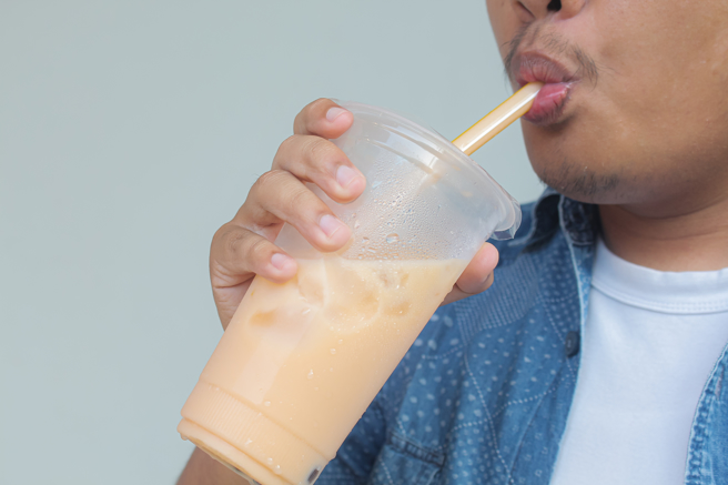 食藥署指早餐店冰奶茶中的冰塊、奶精、茶水，每一樣都可能是獨當一面的通腸神器。（示意圖，Shutterstock／達志）