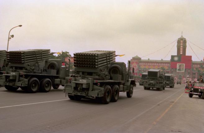 栗正杰透露，1996年台海飞弹危机时，国军曾在大胆岛部署工蜂6型火箭系统，准备要拿来打击厦门。图为该型火箭参加1991年国庆阅兵。（中时资料照，王英豪摄）
