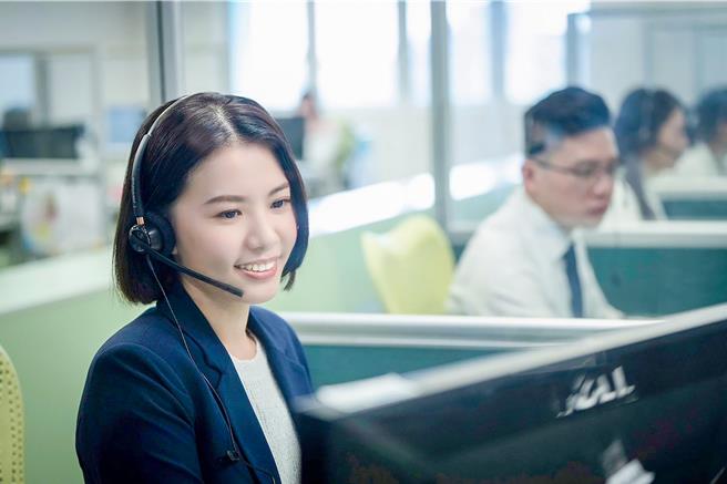 长荣航空全球各地客服中心即日起推出中、英文24小时全天候客服，提供旅客安心、便利的服务。（长荣航空提供／陈麒全桃园机场传真）