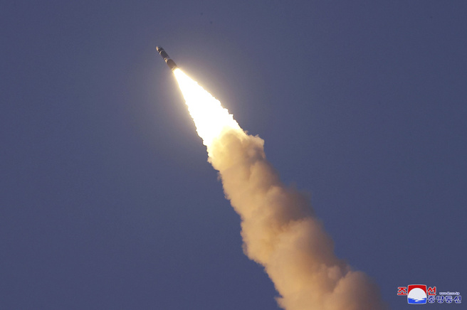 美国总统大选倒数6小时，北韩5日清晨在9分钟内至少发射7枚飞弹挑衅。图为北韩10月31日试射新型洲际弹道飞弹「火星炮-19」。（美联社／朝中社）