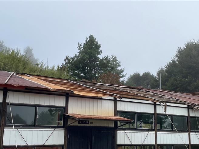 九九山庄龙门三号客栈损坏，林业署预计18日前修缮完毕，待与雪管处两机关共同巡检无虞后才会开放。（林业署新竹分署提供／邱立雅竹县传真）