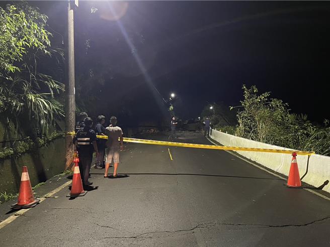 汐止姜子寮路凌晨發生邊坡坍塌，警方到場管制。（警方提供）