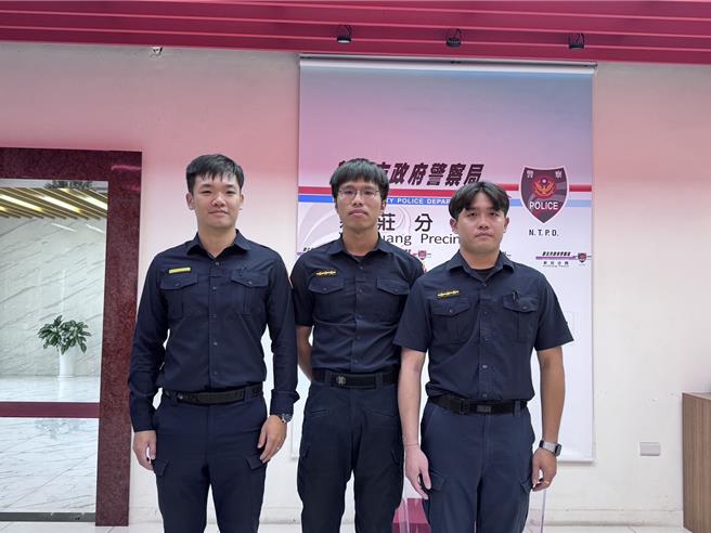 新庄所所长陈昱叡（左起）、员警林品扬与林子翔。（新庄警分局提供）