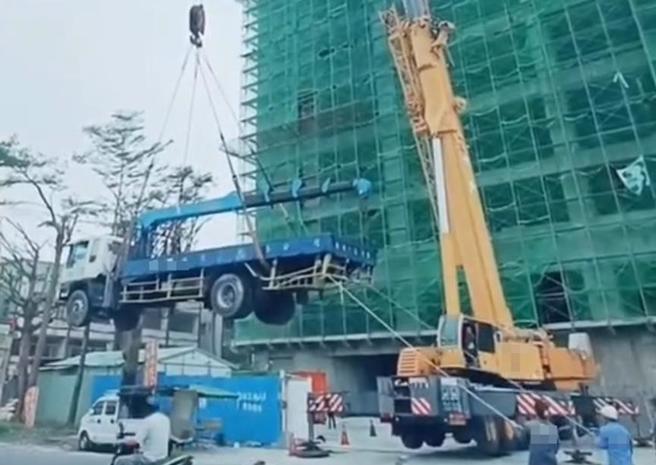 前镇区一处工地吊车吊挂货车。（翻摄社会事新闻影音／洪靖宜高雄传真）