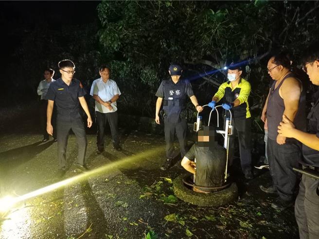 基隆有一名陳姓通緝犯4日遭警方查獲，因掙脫受傷戒護就醫時，竟趁隙逃脫躲到化糞池裡，最終警方與消防人員合力將他逮獲。（基隆市警察局提供／徐佑昇基隆傳真）