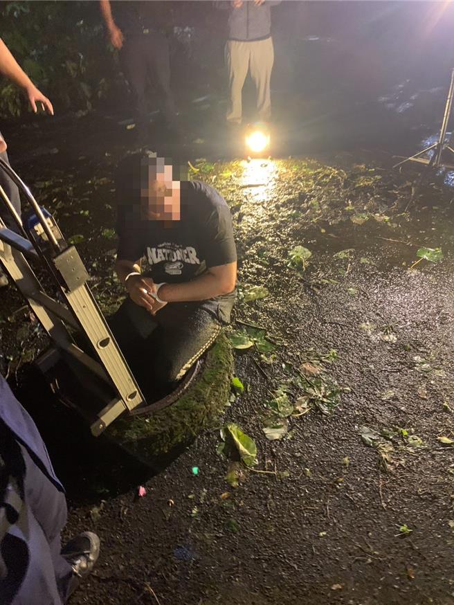基隆有一名陳姓通緝犯4日遭警方查獲，因掙脫受傷戒護就醫時，竟趁隙逃脫躲到化糞池裡，最終警方與消防人員合力將他逮獲。（基隆市警察局提供／徐佑昇基隆傳真）