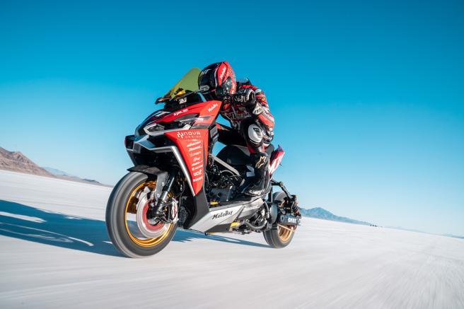 SYM攜手國內各大零部件品牌一同成立「MIT Pro Team」，共同征服Bonneville Speedway充滿挑戰的極限賽道，創下官方1.6公里500cc級距、四行程CVT傳動摩托車的最速紀錄。（三陽提供）