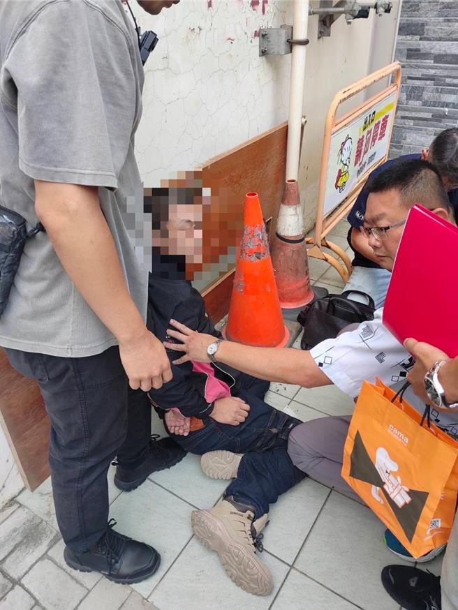 派出所员警前往面交地埋伏，当场查获诈欺面交车手。（警方提供／王惠慧新竹传真）