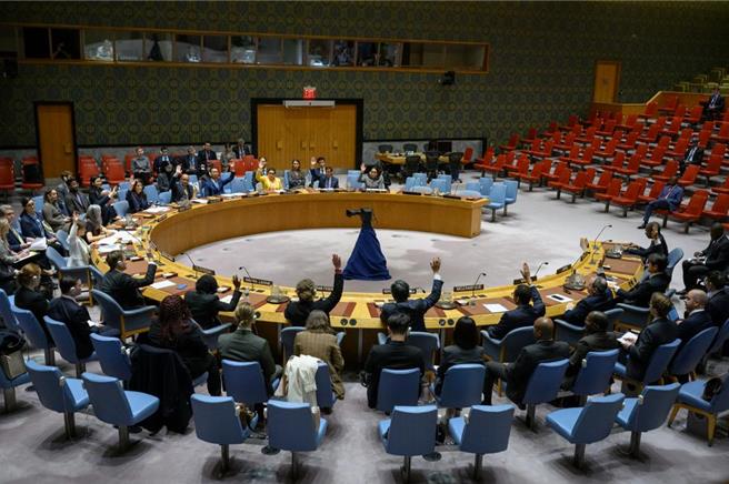 中国常驻联合国代表傅聪当地时间4日在安理会朝核问题公开会上表示，朝鲜半岛问题的核心是美朝矛盾，解决问题的钥匙在美国手里。（摘自新华社）