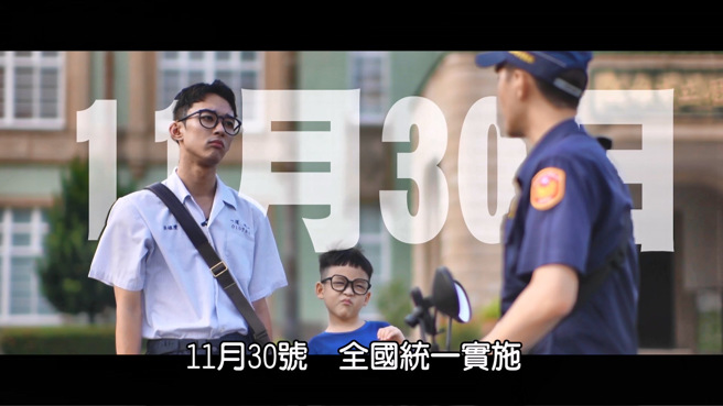 高雄市警局交通警察大隊與公關室共同策劃拍攝宣導影片，由大隊長黃元民扮演投資老師，提醒用路人騎乘微電車注意事項。(高雄市警局提供)