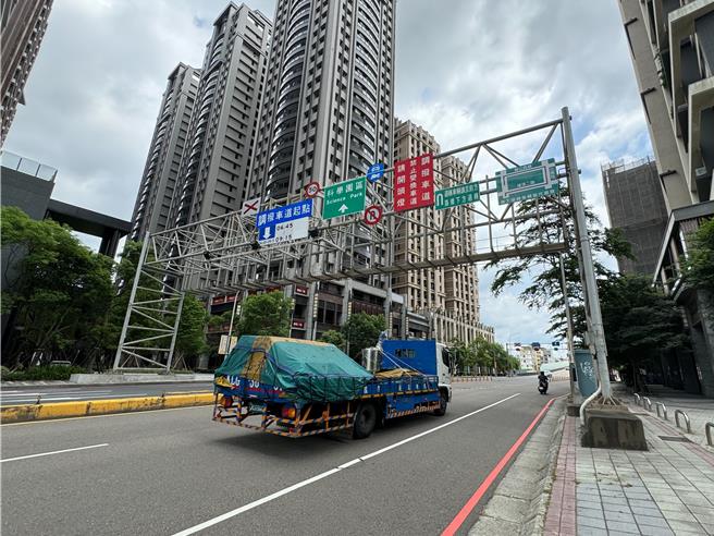 「新竹市慈云路空中行人步道桥工程」4日起进场移植树木，施工期间慈云路双侧人行道需绕道，各施工阶段皆实施周边道路交通管制措施。（陈育贤摄）