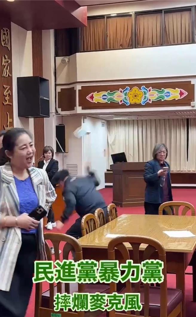 立法院财政委员会昨（4）审查财划法部分条文修正草案朝野立委爆发激烈口角及肢体衝突，民进党立委吴秉叡（后方举手者）更是强抢桌上型麦克风并摔毁，更不小心误伤同党立委吴思瑶（左一）。（立委陈玉珍提供／陈薏云台北传真）