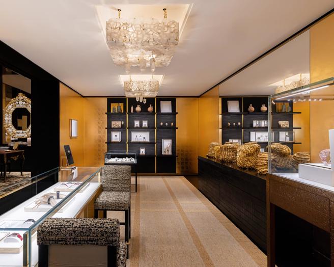 香奈兒腕錶珠寶旗艦店光是店內陳列的骨董家具和藝術品就多達40件，奢華破表。（CHANEL提供）