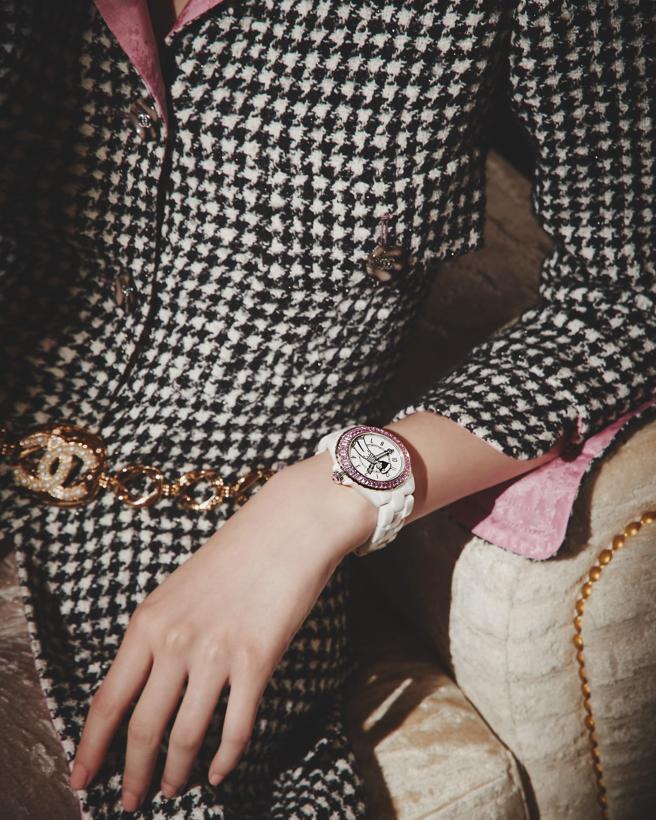 香奈兒為慶祝腕錶珠寶旗艦店開幕，推出Mademoiselle J12 La Pausa腕表。（CHANEL提供）