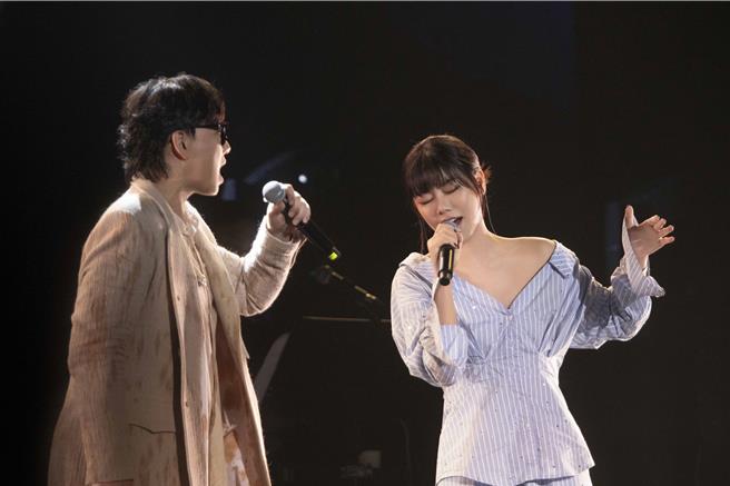 蕭煌奇在馬來西亞雲頂舉辦專場演出，請來蔡恩雨當嘉賓。（華納音樂提供）