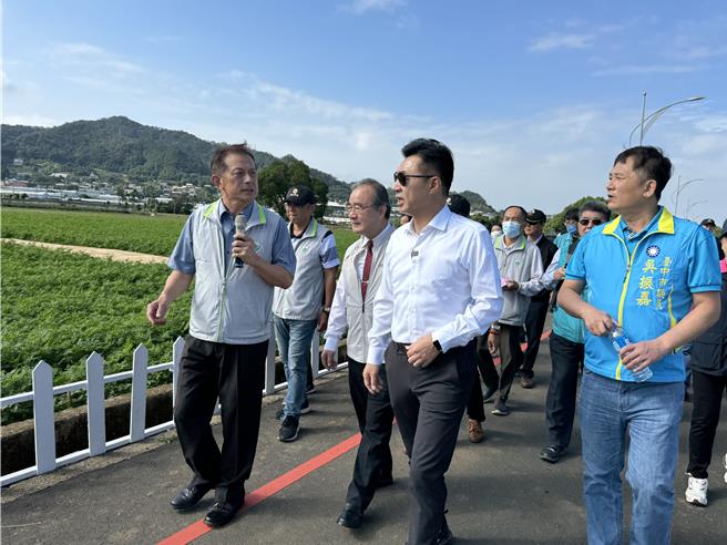 立法院副院长江启臣考察台中国际花毯节，并对《财划法》提出看法。（李京升摄）