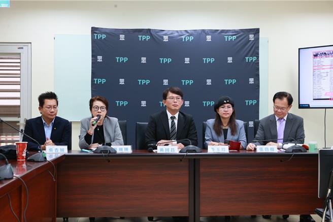 民眾黨團5日上午召開「總預算案卡關有解方？民進黨別再自己卡自己」記者會，黨團總召黃國昌、副總召吳春城、幹事長麥玉珍、立委張啓楷與黃珊珊出席。（民眾黨團提供／楊亞璇台北傳真）