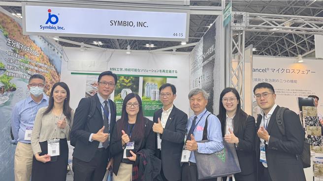 海洋委员会代表团于10月底在「2024东京永续应用环保材料展」台湾馆前与参展企业合影。（海委会提供／林瑞益高雄传真）